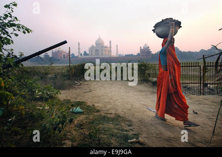 Agra, Uttar Pradesh, Inde. 27 Oct, 2014. Taj Mahal est le plus bel exemple de l'architecture de Mughal, à Agra, Uttar Pradesh, Inde, et dressée au bord de la rivière Yamuna. Faite de marbre blanc et reconnu par un grand dôme blanc, le Taj Mahal (palais de la Couronne) est synonyme d'amour et de romance. Il est considéré comme l'un des plus admirés des œuvres d'art, ainsi qu'un célèbre monument et une attraction touristique qui attire des millions de visiteurs chaque année. © Abhijit Chakraborty/ZUMA/ZUMAPRESS.com/Alamy fil Live News Banque D'Images