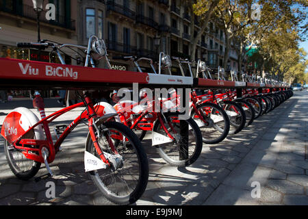 Vélos à louer location de Vodafone sur les Ramblas à Barcelone, Espagne. Banque D'Images