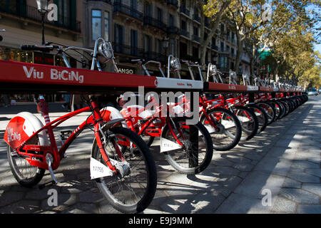 Vélos à louer location de Vodafone sur les Ramblas à Barcelone, Espagne. Banque D'Images