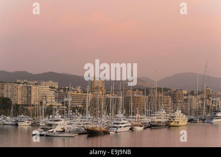 Bateaux et appartements de vacances sur la côte de Palma de Majorque à Palma, Espagne, au lever du soleil au coucher du soleil. Banque D'Images