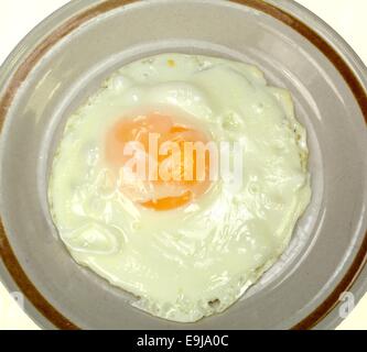 Libre de fried (Sunnyside) oeuf sur une assiette. Banque D'Images