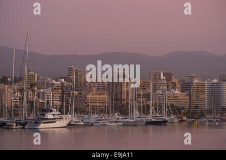 Bateaux et appartements de vacances sur la côte de Palma de Majorque à Palma, Espagne, au lever du soleil au coucher du soleil. Banque D'Images