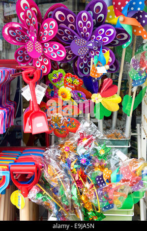 Des jouets de plage à vendre à l'extérieur d'un magasin à Looe, Cornwall, UK Banque D'Images