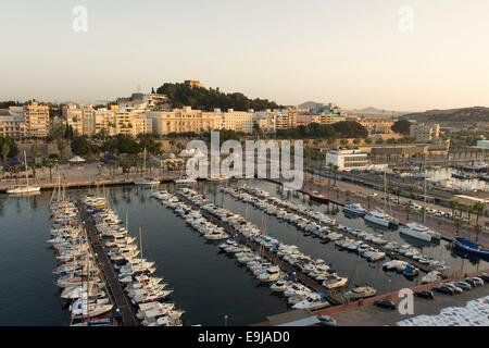 Vue générale des bateaux dans le port de Carthagène en Espagne. Banque D'Images