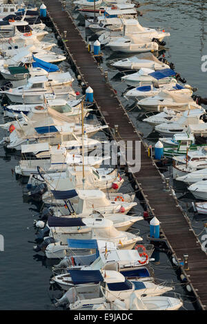 Vue générale des bateaux dans le port de Carthagène en Espagne. Banque D'Images