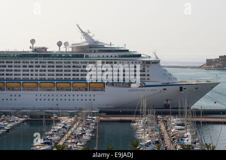 Royal Caribbean's aventurier de la mer Bateau de croisière au port de croisière de Carthagène en Espagne. Banque D'Images