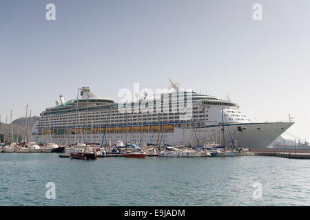 Royal Caribbean's aventurier de la mer Bateau de croisière au port de croisière de Carthagène en Espagne. Banque D'Images