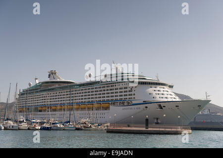 Royal Caribbean's aventurier de la mer Bateau de croisière au port de croisière de Carthagène en Espagne. Banque D'Images