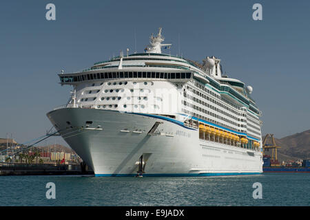 Royal Caribbean's aventurier de la mer Bateau de croisière au port de croisière de Carthagène en Espagne. Banque D'Images