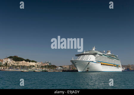 Royal Caribbean's aventurier de la mer Bateau de croisière au port de croisière de Carthagène en Espagne. Banque D'Images