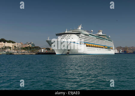 Royal Caribbean's aventurier de la mer Bateau de croisière au port de croisière de Carthagène en Espagne. Banque D'Images