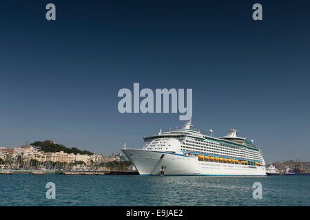 Royal Caribbean's aventurier de la mer Bateau de croisière au port de croisière de Carthagène en Espagne. Banque D'Images