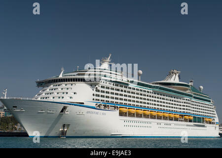 Royal Caribbean's aventurier de la mer Bateau de croisière au port de croisière de Carthagène en Espagne. Banque D'Images