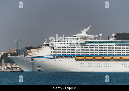 Royal Caribbean's aventurier de la mer Bateau de croisière au port de croisière de Carthagène en Espagne. Banque D'Images