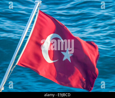 Istanbul, Turquie. 2Nd Oct, 2004. Un drapeau turc vole dans la brise de la poupe d'un bateau dans la Corne d'or d'Istanbul, Turquie, © Arnold Drapkin/ZUMA/Alamy Fil Live News Banque D'Images