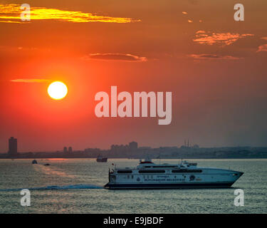 Istanbul, Turquie. 2Nd Oct, 2004. Les navires au coucher du soleil dans la mer de Marmara à l'extérieur du port d'Istanbul, Turquie. © Arnold Drapkin/ZUMA/Alamy Fil Live News Banque D'Images