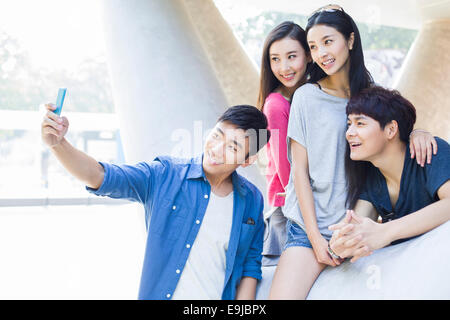 Jeunes amis taking self portrait avec un téléphone intelligent Banque D'Images