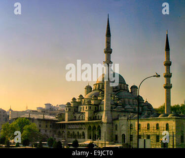 Istanbul, Turquie. 2Nd Oct, 2004. Illuminées le soir le coucher du soleil, le Yeni Camii, ou nouvelle mosquée, à l'origine appelé le Valide Sultan mosquée, fut achevée en 1665. Une mosquée impériale ottomane, il est dans l'EminÃ¶nÃ¼ trimestre d'Istanbul, Turquie, située sur la Corne d'or, à l'extrémité sud du pont de Galata, et est l'un des célèbres monuments architecturaux d'Istanbul. © Arnold Drapkin/ZUMA/Alamy Fil Live News Banque D'Images