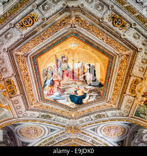 Rome, Italie - 16 mai 2012 : fresque peinte sur le plafond dans les Musées du Vatican. Banque D'Images