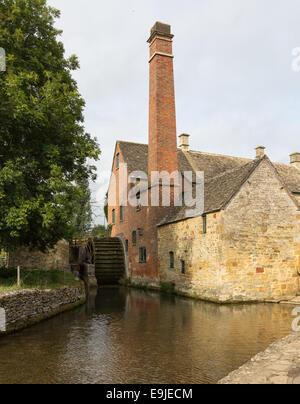 Ancien moulin dans le district de Cotswold d'Angleterre Banque D'Images