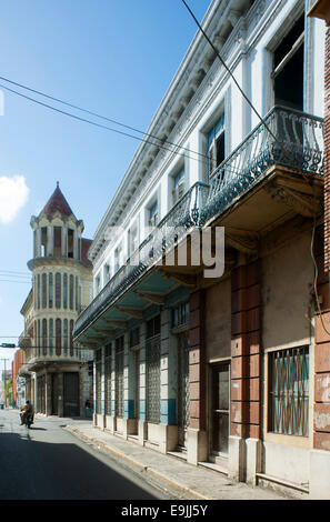 Dominikanische Republik, Osten, San Pedro de Macoris, Blick durch die Calle Sanchez zur Calle Duarte, an der Kreuzung das Edific Banque D'Images