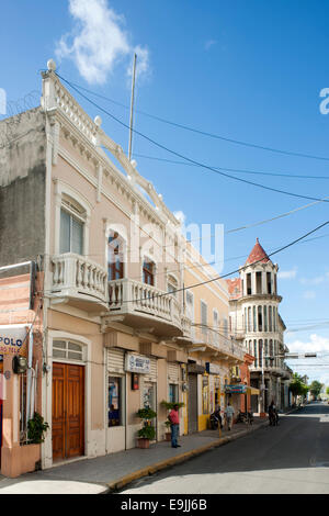 Dominikanische Republik, Osten, San Pedro de Macoris, Blick durch die Calle Duarte, an der Kreuzung Edificio das Morey. Das vikt Banque D'Images