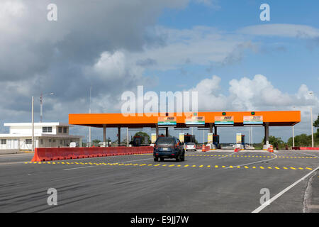 Dominikanische Republik, Osten, La Romana, Mautstation auf der Autobahn Banque D'Images