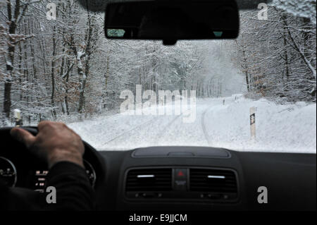 Voir à travers le pare-brise lors de chutes de neige, neige-couvertes country road, Georgenborn, Schlangenbad, Hesse, Allemagne Banque D'Images