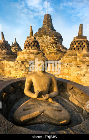 Borobudur Temple au coucher du soleil. Yogyakarta, Java, Indonésie. Banque D'Images