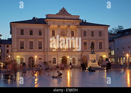 Hôtel de ville, la place Tartini au crépuscule, centre historique, Piran, Karst Région côtière-statistique, Slovénie Banque D'Images