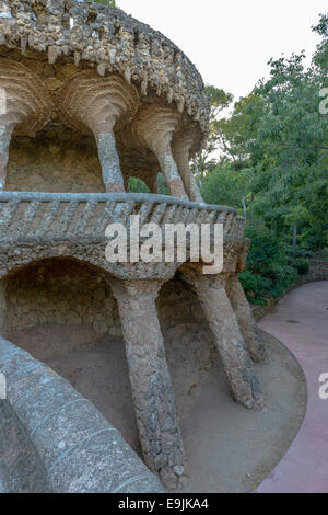 La très de couleurs éclatantes et de formes de torsion de l'architecte espagnol célèbre Parc Guell de Gaudi à Barcelone, Espagne Banque D'Images