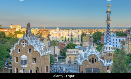 La très de couleurs éclatantes et de formes de torsion de l'architecte espagnol célèbre Parc Guell de Gaudi à Barcelone, Espagne Banque D'Images