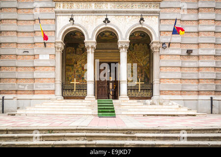 L'entrée de la Cathédrale des Saints Pierre et Paul, dans le port de la mer Noire de Constanta, Roumanie, Europe. Banque D'Images