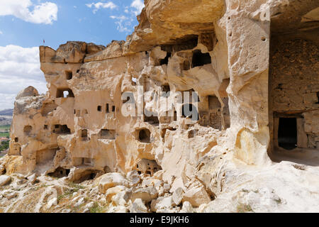 Anciennes habitations troglodytiques, Çavuşin, parc national de Göreme, Province de Nevşehir, Cappadoce, Anatolie centrale, Anatolie Banque D'Images