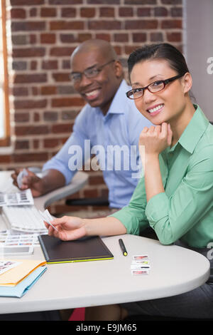 Éditeurs photo Smiling in office Banque D'Images