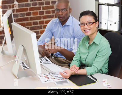 Éditeurs photo Smiling in office Banque D'Images