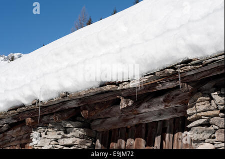 Vieille alpine homestead snowbound, gros plan sur le toit Banque D'Images