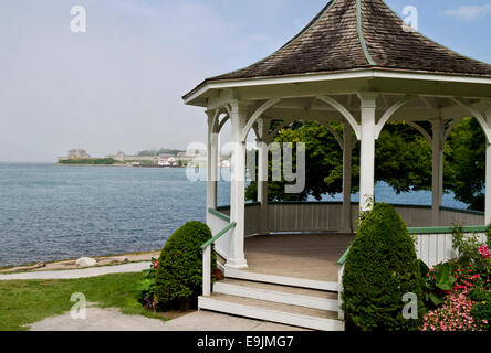 Gazebo dans Queen's Royal Park dans Niagara-On-the-Lake, Ontario, Canada. Eaux du lac Ontario et la rivière Niagara. Banque D'Images