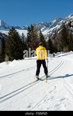 Ski de fond dans la région de sunny mountain landscape Banque D'Images