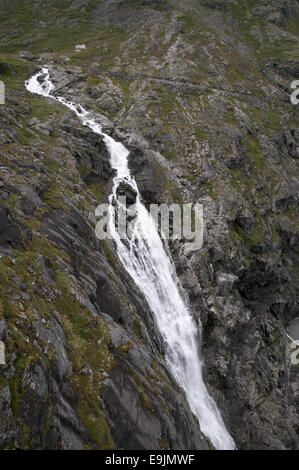 Cascade Stigfossen et le haut de la route Trollstigen en Norvège. Banque D'Images