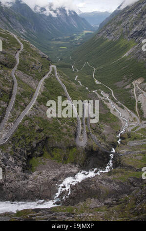 Vue sur la vallée de Isterdalen et la célèbre route Trollstigen, Norvège Banque D'Images