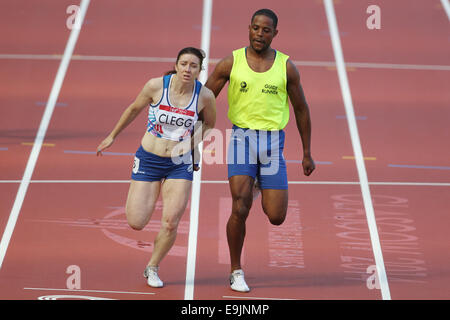 Libby Clegg et Mikail HUGGINS (Guide) de l'Angleterre dans l'athlétisme dans les chaleurs de la Womens Para-Sport 100m T11 / T12 de la race. Banque D'Images