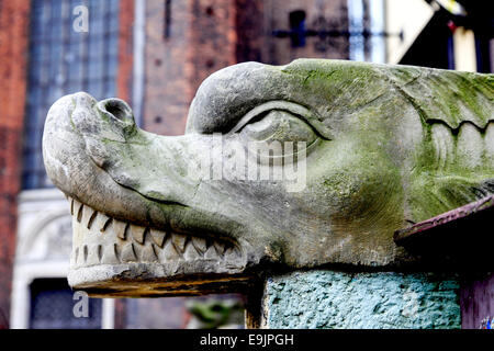 Un Grotesque architectural dans un immeuble dans la rue Szeroka Gdansk, Pologne Banque D'Images