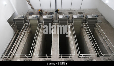 (141029) -- BEIJING, 29 octobre 2014 (Xinhua) -- Photo prise le 24 octobre 2014 montre l'écran qui est utilisé pour dépister les impuretés d'un diamètre de plus de 1 cm dans l'eau à l'usine d'eau Guogongzhuang à Beijing, capitale de la Chine. L'usine d'eau Guogongzhuang a passé un test de fonctionnement et est capable de purifier l'eau qui seront transférées à Beijing par le sud/nord. L'usine, situé dans le sud de Beijing, est la première grande usine de l'eau construit par la ville dans le centre-ville pour le projet depuis 2000. Il est prévu pour fournir 500 000 mètres cubes d'eau par jour Banque D'Images