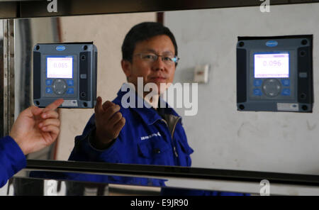 (141029) -- BEIJING, 29 octobre 2014 (Xinhua) -- Zhouqiang Zhang, directeur du département d'ingénierie de la construction de l'office de l'eau, l'usine Guogongzhuang Système de surveillance de la qualité de l'eau présente à l'usine d'eau Guogongzhuang à Beijing, capitale de Chine, le 24 octobre 2014. L'usine d'eau Guogongzhuang a passé un test de fonctionnement et est capable de purifier l'eau qui seront transférées à Beijing par le sud/nord. L'usine, situé dans le sud de Beijing, est la première grande usine de l'eau construit par la ville dans le centre-ville pour le projet depuis 2000. On s'attend à ce pro Banque D'Images