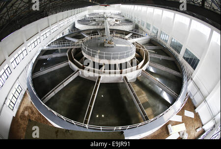 (141029) -- BEIJING, 29 octobre 2014 (Xinhua) -- Photo prise le 24 octobre 2014 montre une accélération de la clarification de l'eau du réservoir à l'usine Guogongzhuang à Beijing, capitale de la Chine. L'usine d'eau Guogongzhuang a passé un test de fonctionnement et est capable de purifier l'eau qui seront transférées à Beijing par le sud/nord. L'usine, situé dans le sud de Beijing, est la première grande usine de l'eau construit par la ville dans le centre-ville pour le projet depuis 2000. Il est prévu pour fournir 500 000 mètres cubes d'eau par jour pour répondre à la demande de près de cinq millions d'habitants de Pékin Banque D'Images