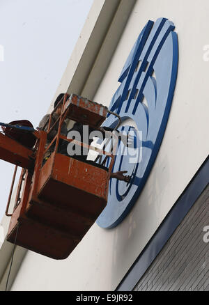 (141029) -- BEIJING, 29 octobre 2014 (Xinhua) -- un travailleur essaie d'installer le logo de Pékin Groupe d'adduction d'eau à l'usine Guogongzhuang à Beijing, capitale de Chine, le 24 octobre 2014. L'usine d'eau Guogongzhuang a passé un test de fonctionnement et est capable de purifier l'eau qui seront transférées à Beijing par le sud/nord. L'usine, situé dans le sud de Beijing, est la première grande usine de l'eau construit par la ville dans le centre-ville pour le projet depuis 2000. Il est prévu pour fournir 500 000 mètres cubes d'eau par jour pour répondre à la demande de près de cinq millions de résider Banque D'Images