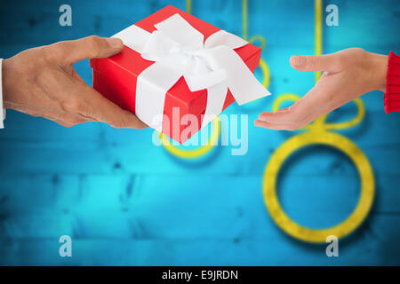 Image composite du couple holding gift Banque D'Images