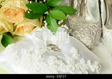 Bagues de fiançailles et de mariage avec fleurs et accessoires Banque D'Images