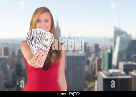 Image composite de jolie blonde montrant liasse de paiement Banque D'Images